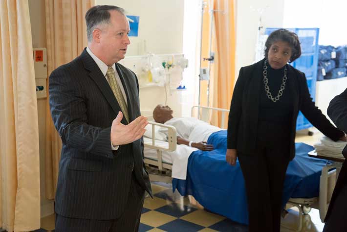 Delegate Bell visits GW's School of Nursing